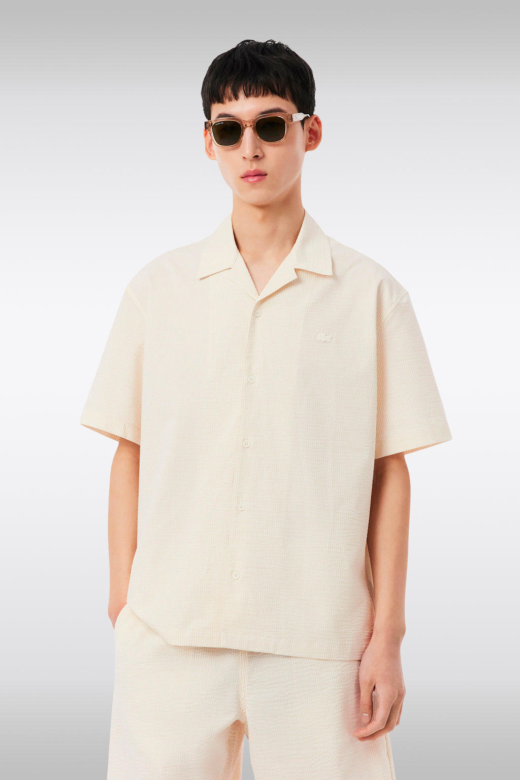 alt-image__Camicia-in-seersucker-a-righe-panna-e-beige-con-maniche-corte