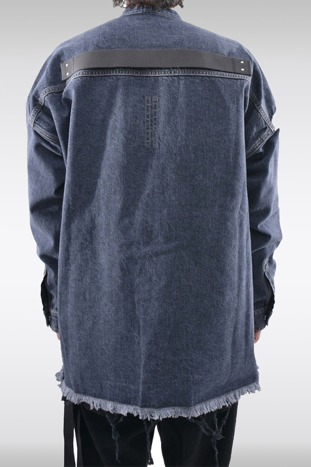 alt-image__Camicia-in-denim-indaco-con-scollo-a-V-e-fondo-sfrangiato---Lido-Larry-Shirt