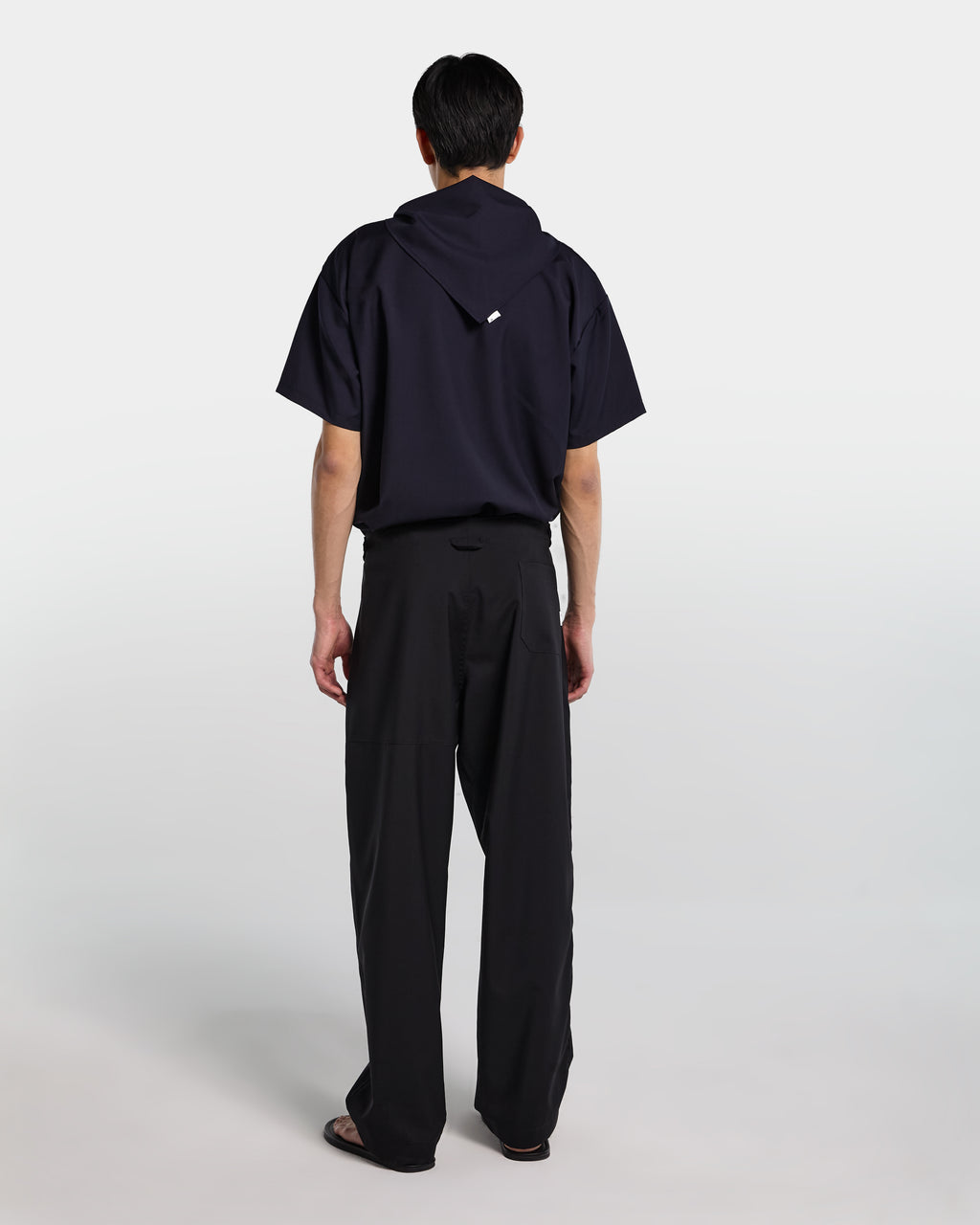 alt-image__Pantalone-nero-in-frescolana-con-vita-regolabile