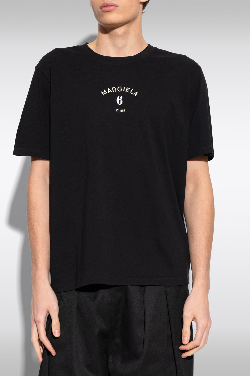 alt-image__T-shirt-nera-con-logo-al-petto