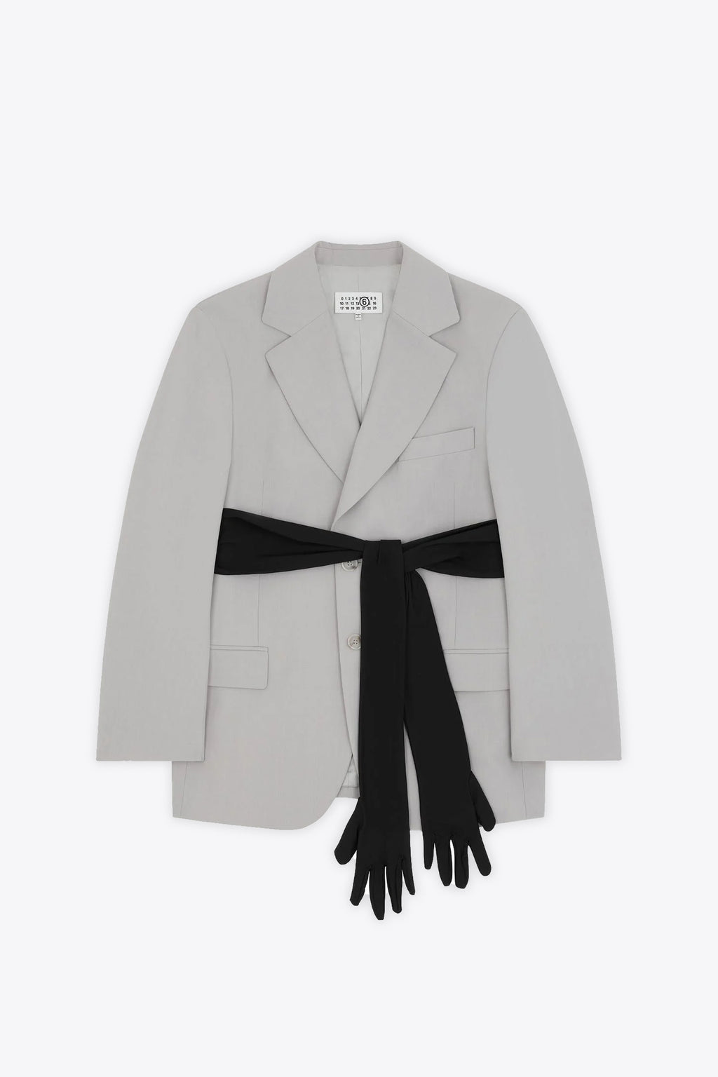 alt-image__Giacca-in-fresco-lana-grigio-chiaro-con-guanti-neri-in-vita