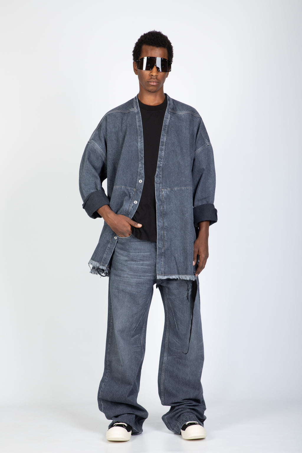 alt-image__Camicia-in-denim-indaco-con-scollo-a-V-e-fondo-sfrangiato---Lido-Larry-Shirt