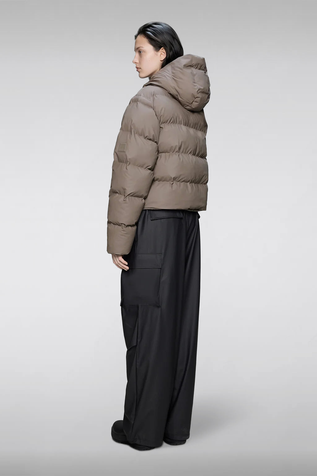 alt-image__Piumino-cropped-in-pvc-impermeabile-color-fango-con-cappuccio---Alta-Short-Puffer-Jacket