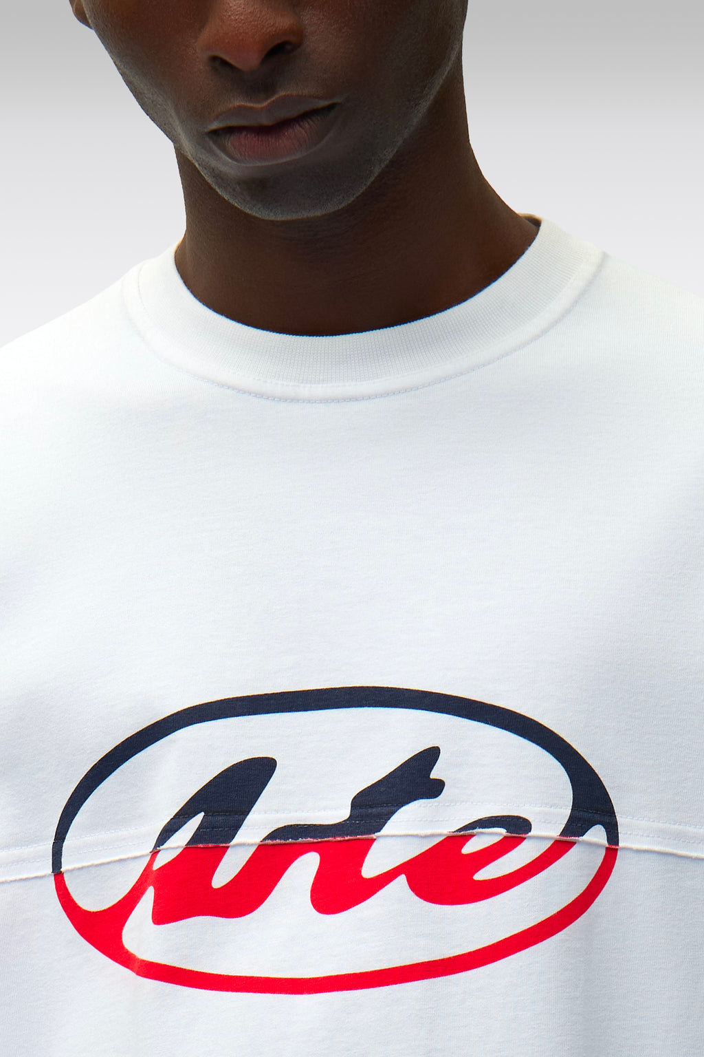 alt-image__T-shirt-bianca-in-cotone-con-logo-multicolor-e-cucitura-frontale---Circle-Logo-Cut-T-shirt