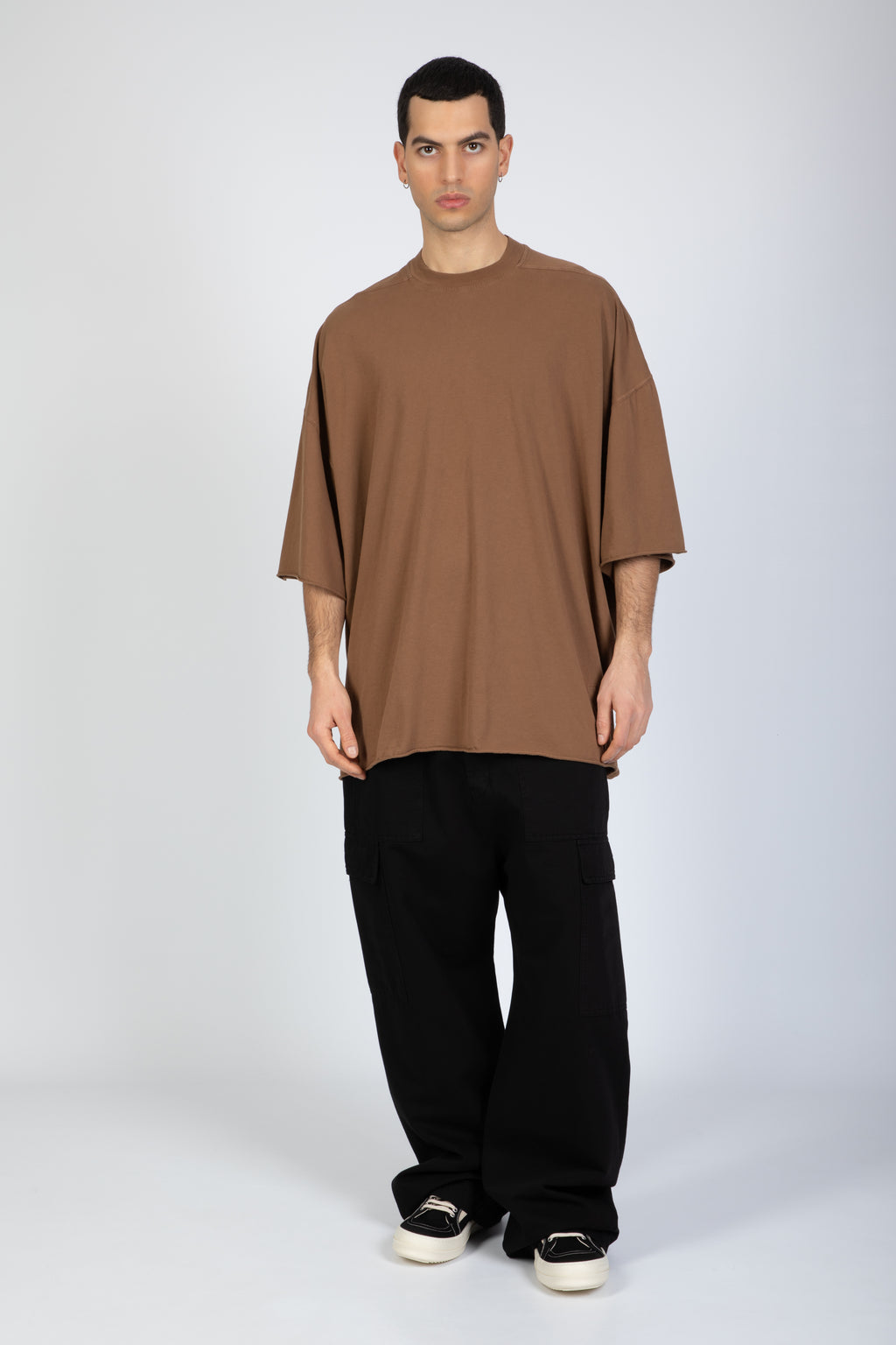 alt-image__T-shirt-marrone-oversize-con-estremità-a-taglio-vivo---Tommy-T