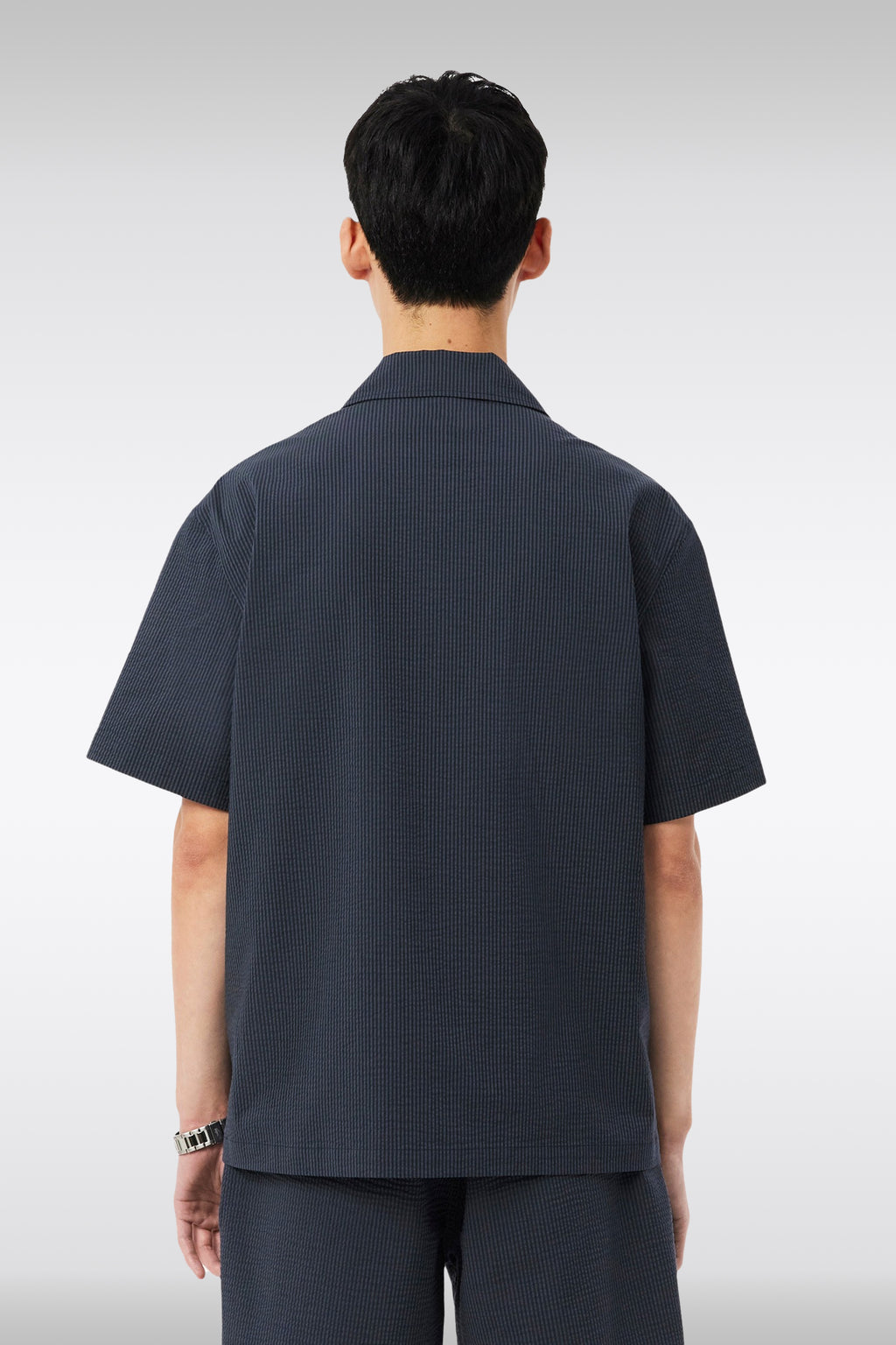 alt-image__Camicia-in-seersucker-a-righe-grigio-e-nero-con-maniche-corte