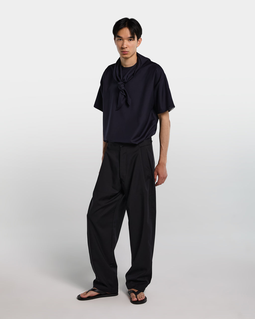 alt-image__Pantalone-nero-in-frescolana-con-vita-regolabile