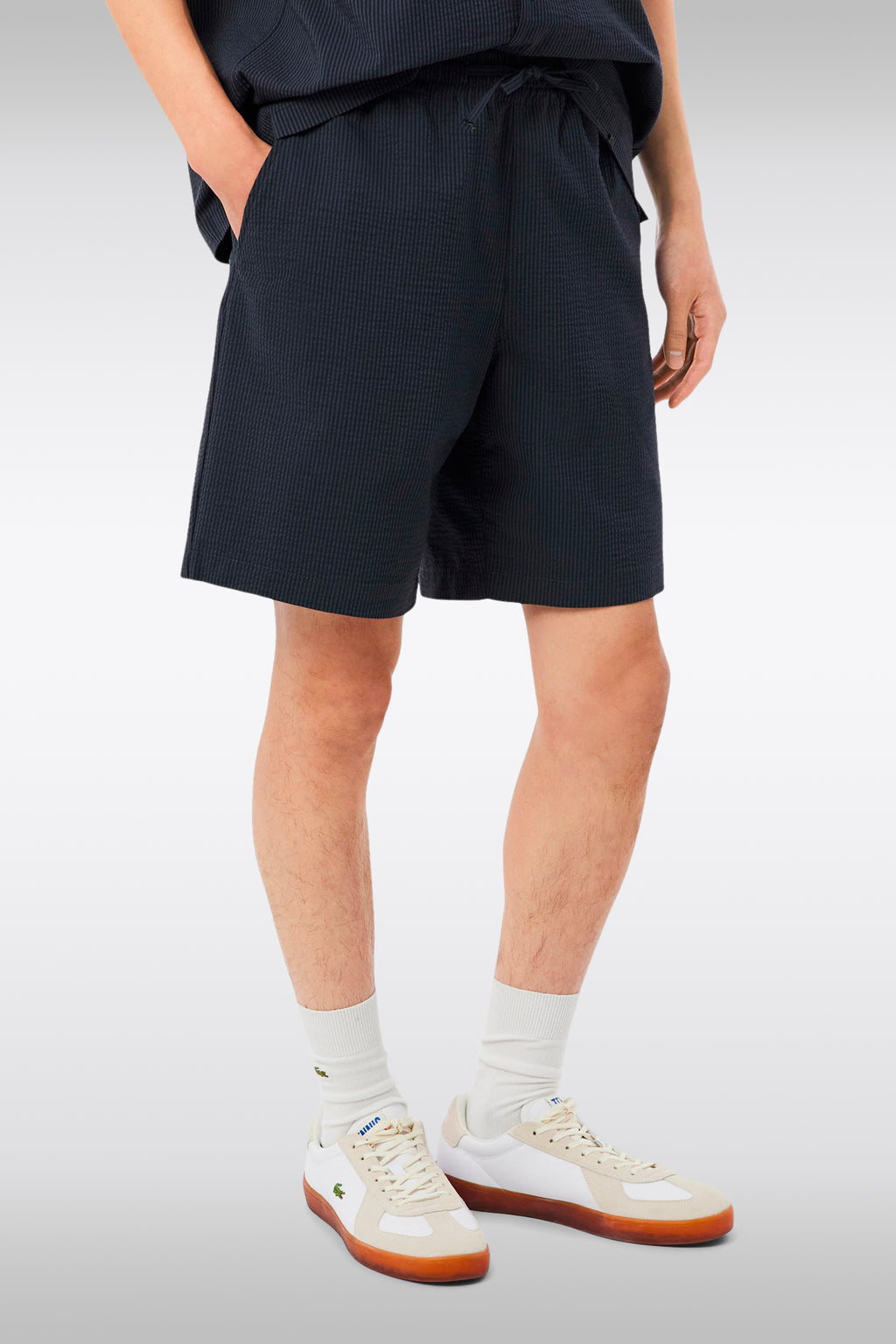 alt-image__Shorts-in-seersucker-a-righe-nero-e-grigo-con-coulisse