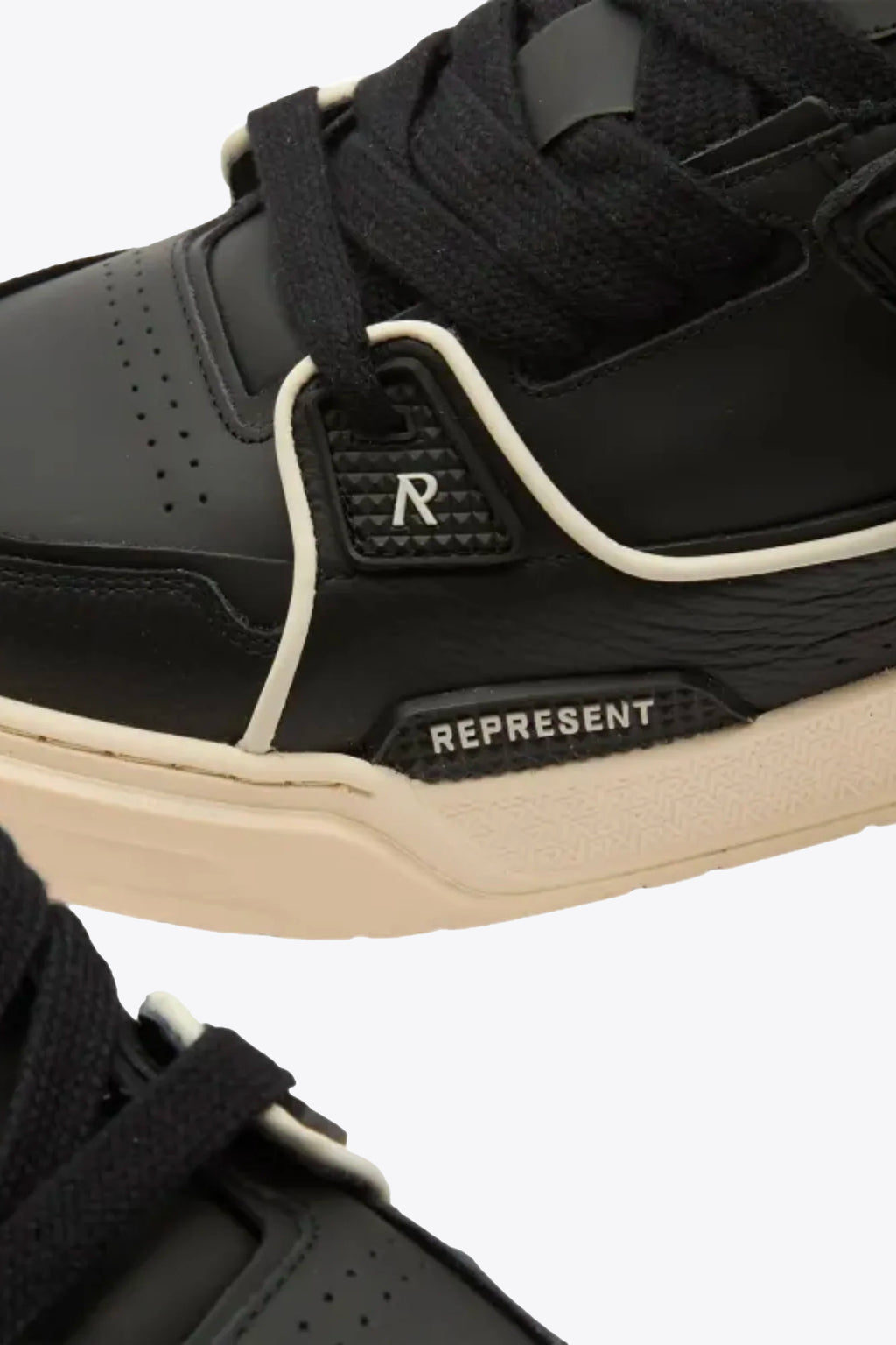 alt-image__Sneaker-bassa-nera-in-pelle-con-lacci-grossi---Studio-Sneaker