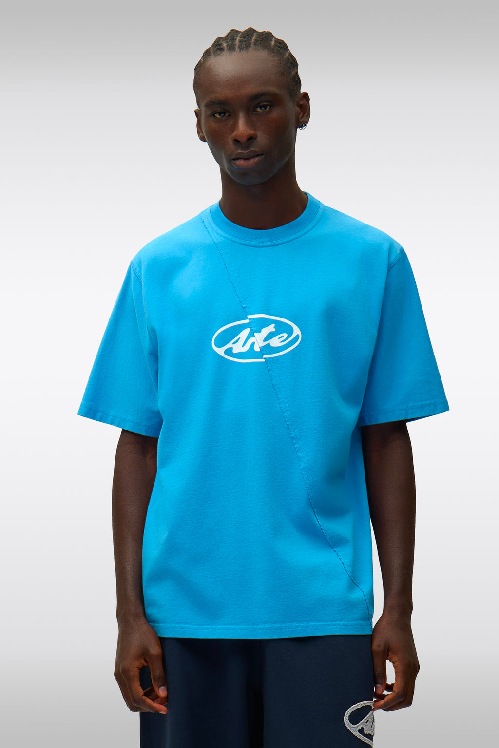 alt-image__T-shirt-azzurra-in-cotone-con-logo-e-cucitura-diagonale---Circle-Logo-T-shirt