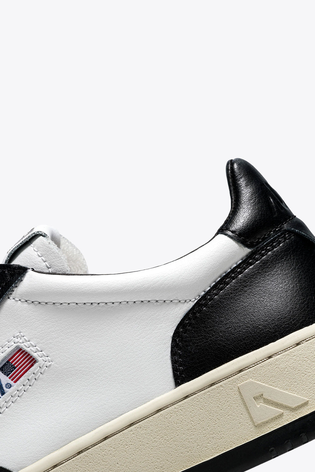 alt-image__White-and-black-leather-low-sneaker---Medalist
