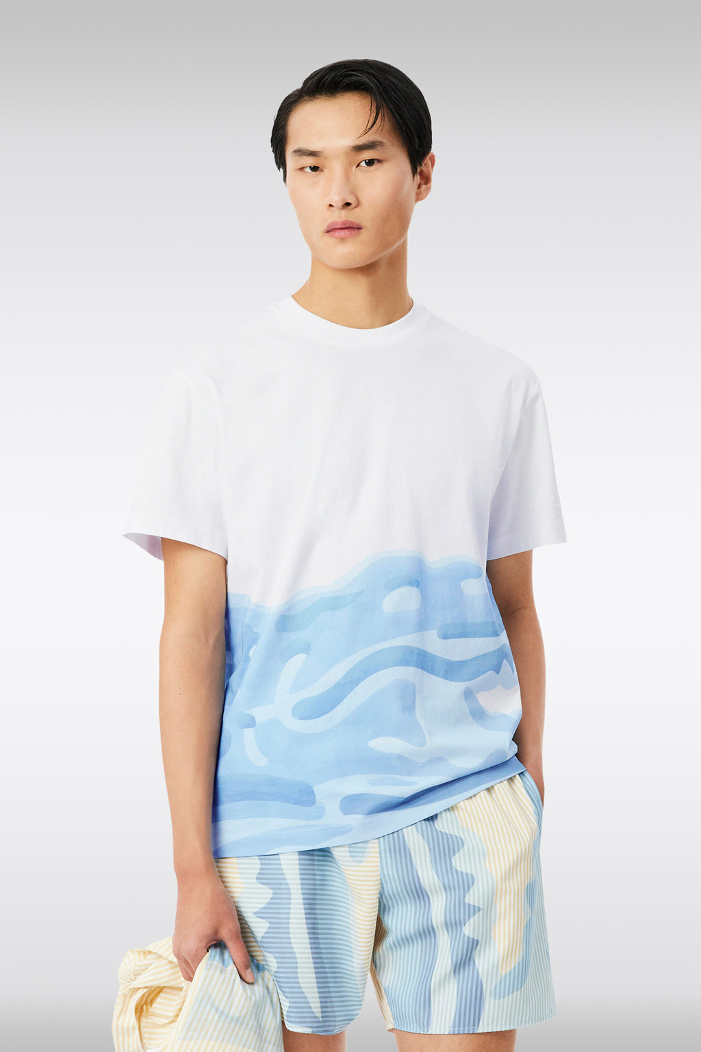alt-image__T-shirt-bianca-in-cotone-con-maxi-coccodrillo-celeste