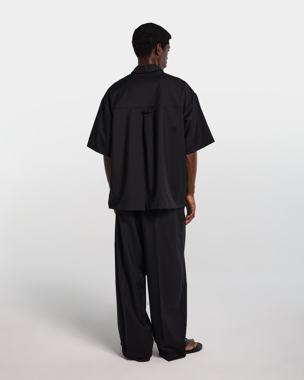 alt-image__Camicia-nera-in-frescolana-con-zip