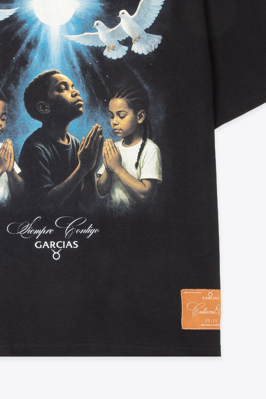 alt-image__T-shirt-nera-in-cotone-con-stampa-fotografica-frontale---La-Familia-T-shirt