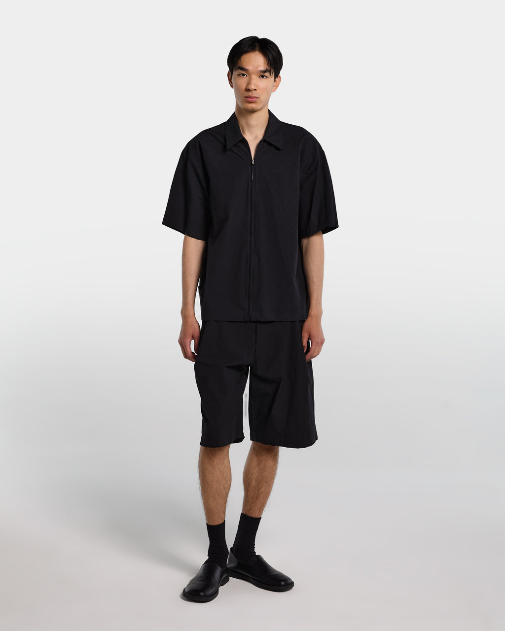 alt-image__Camicia-nera-in-popeline-con-zip-e-maniche-corte