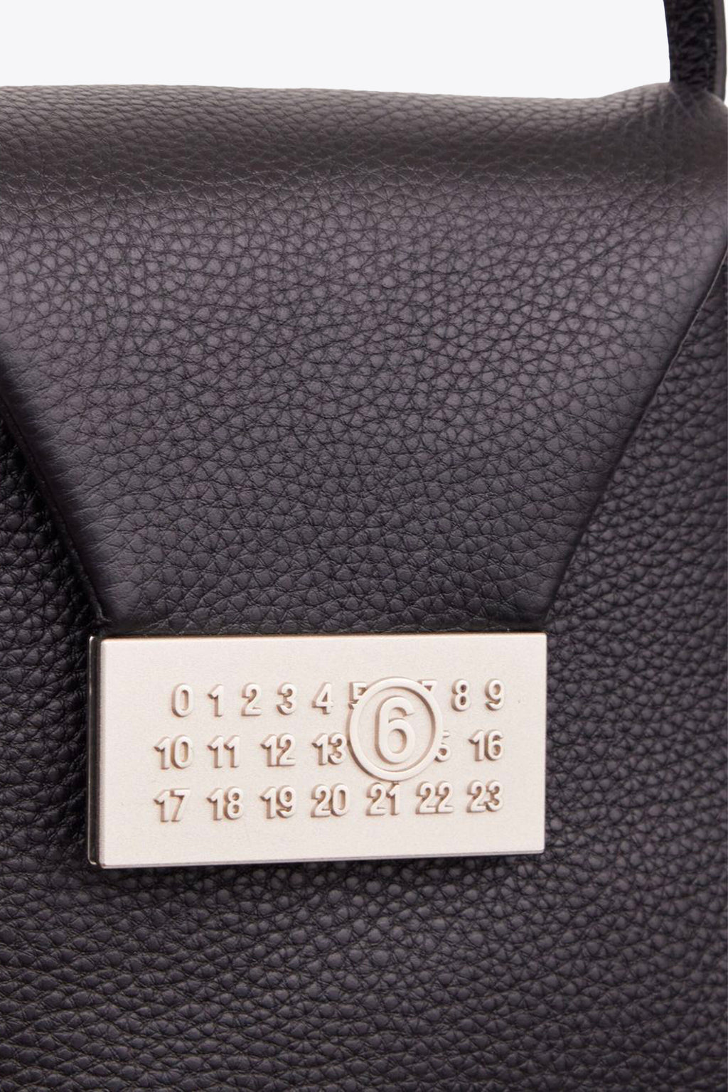 alt-image__Borsa-piccola-in-pelle-nera-con-logo-numerico-in-metallo