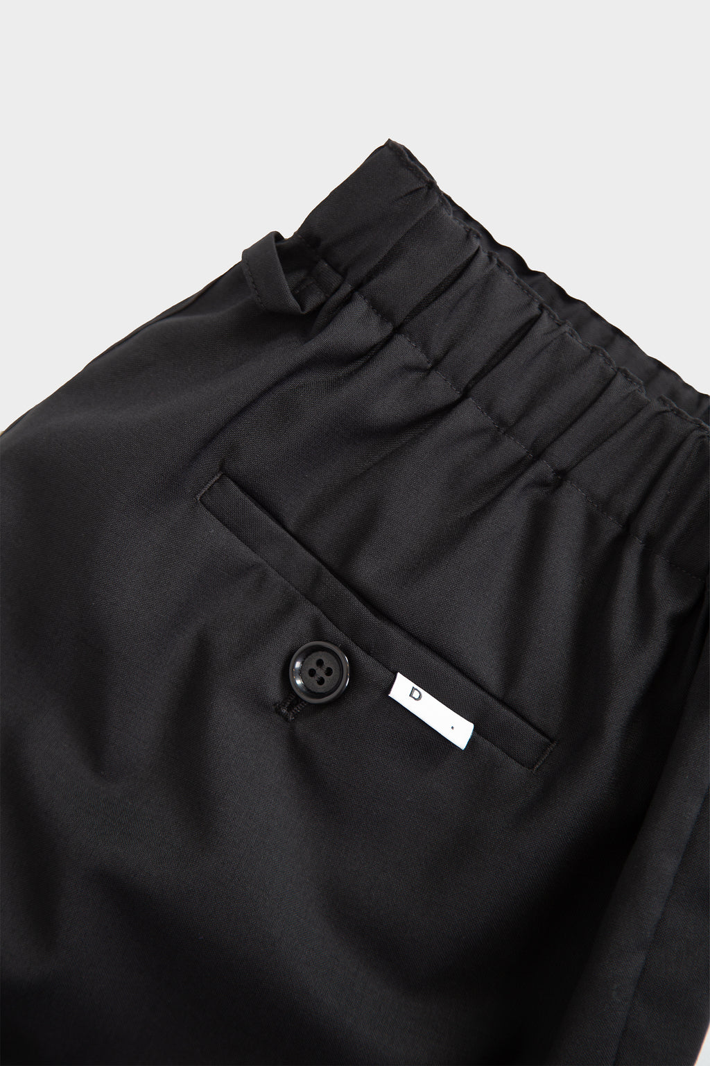 alt-image__Pantalone-nero-loose-fit-in-frescolana