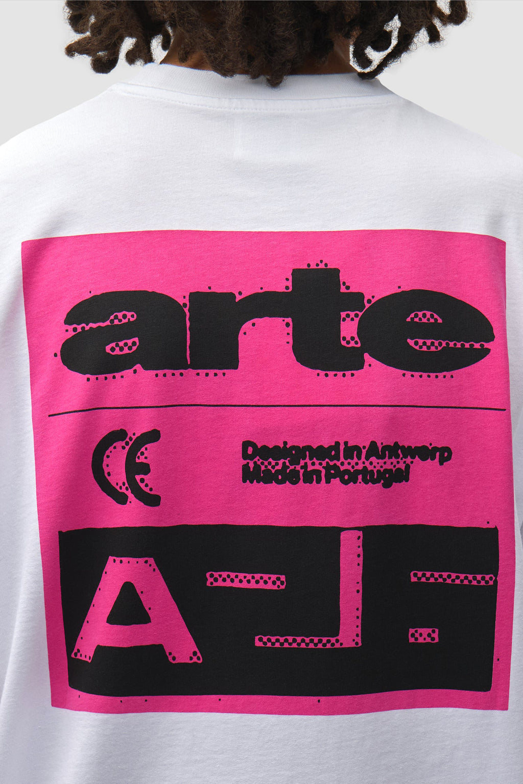 alt-image__T-shirt-bianca-con-logo-grafico-rosa-sul-retro---Pink-Serial-T-shirt