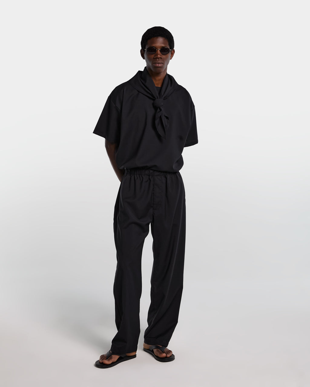 alt-image__Pantalone-nero-loose-fit-in-frescolana