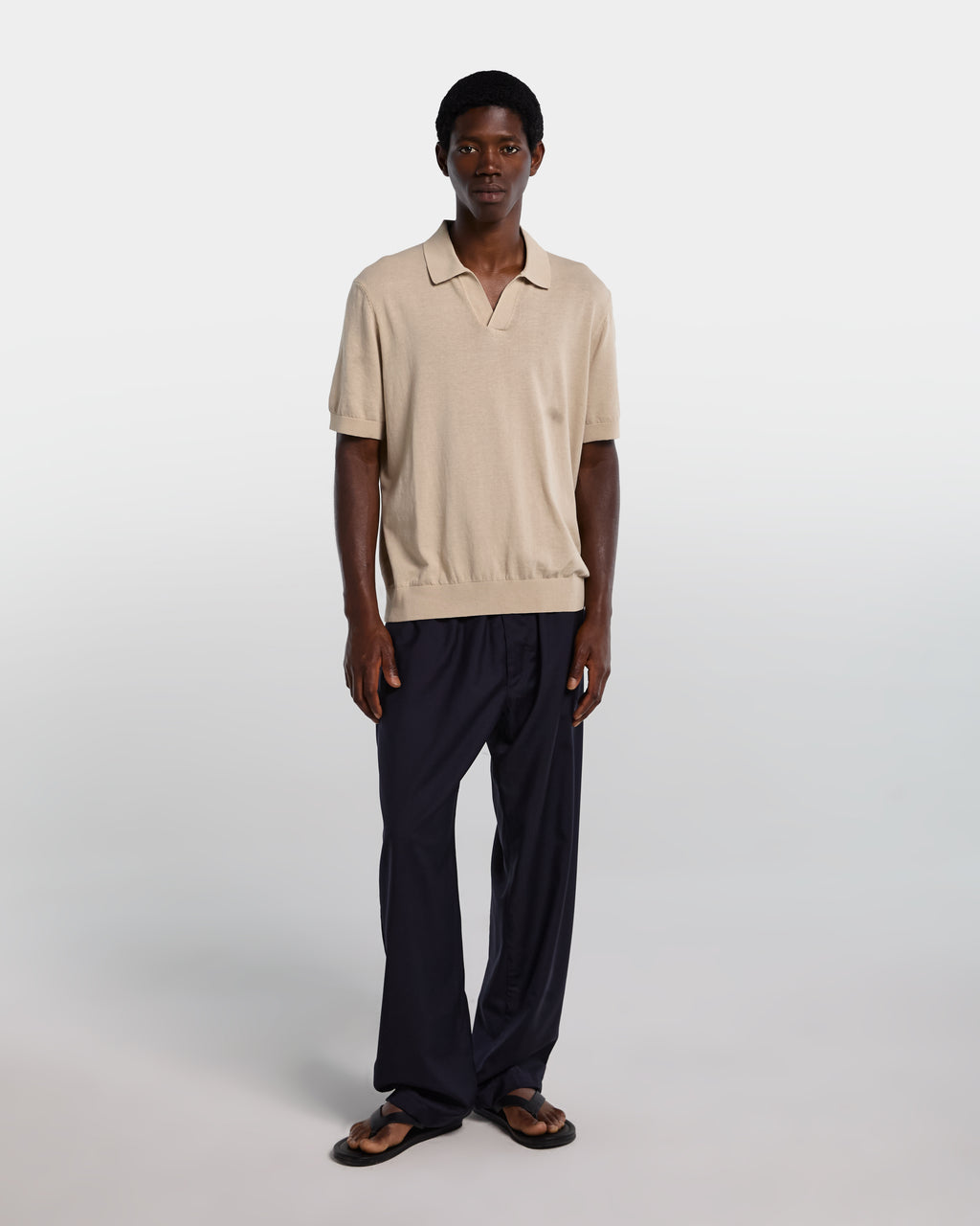 alt-image__Polo-in-cotone-color-sabbia-con-collo-aperto