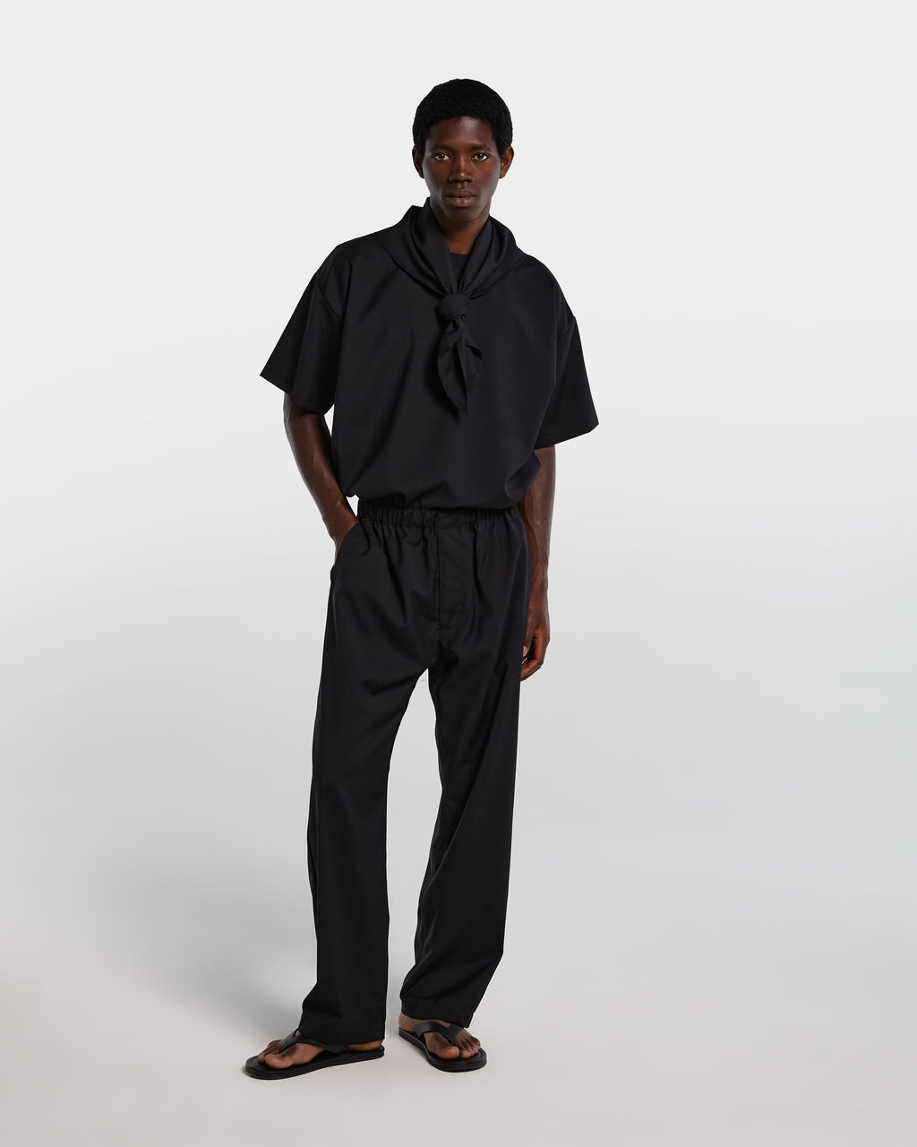 alt-image__Pantalone-nero-loose-fit-in-frescolana