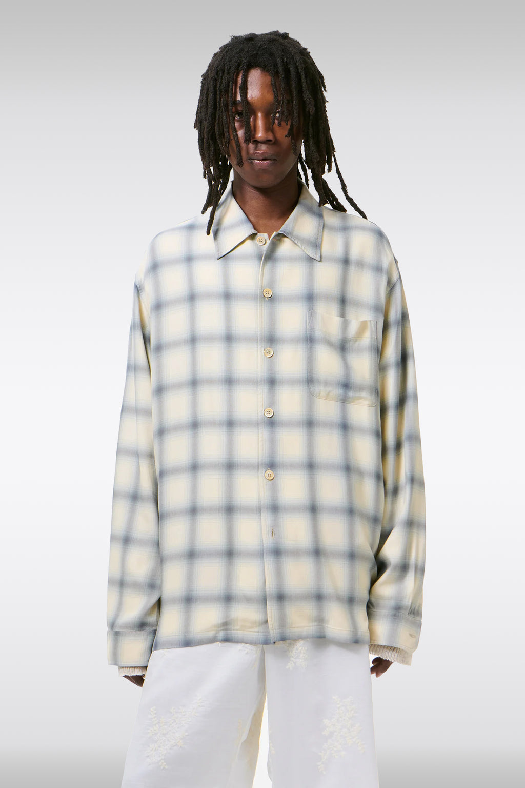 alt-image__Camicia-relaxed-fit-in-viscosa-a-quadri-bianco-e-celeste-con-maniche-lunghe---Every-Shirt