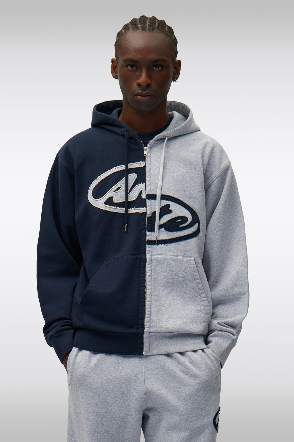 alt-image__Felpa-blu-navy-e-grigia-con-logo-al-petto-e-cappuccio---Split-Patch-Zip-Hoodie