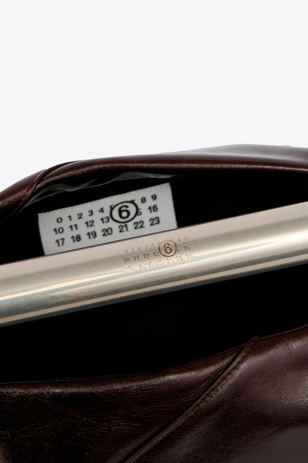 alt-image__Borsa-Japanese-rettangolare-in-pelle-vernicita-marrone-con-manico-in-metallo