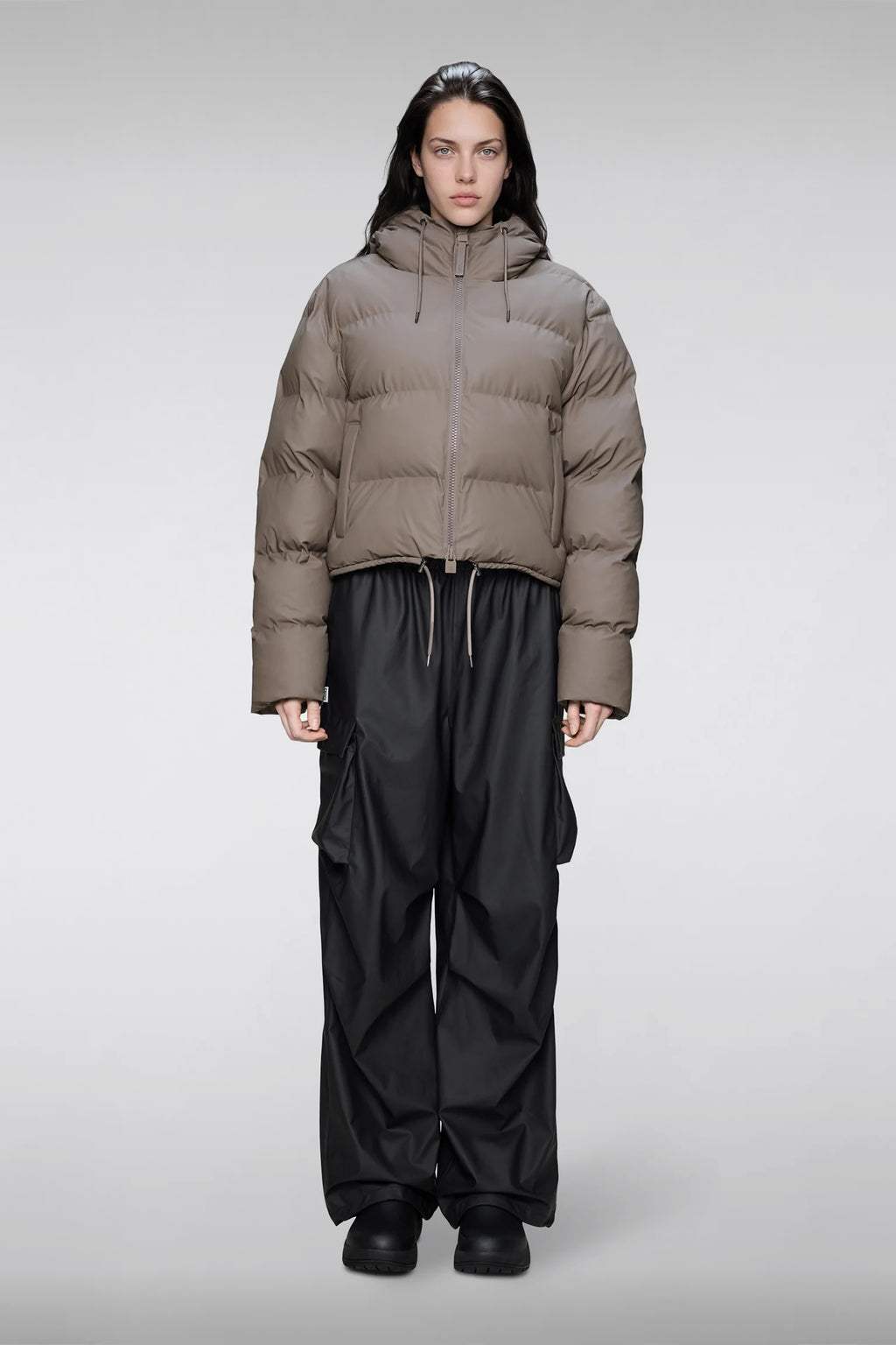 alt-image__Piumino-cropped-in-pvc-impermeabile-color-fango-con-cappuccio---Alta-Short-Puffer-Jacket