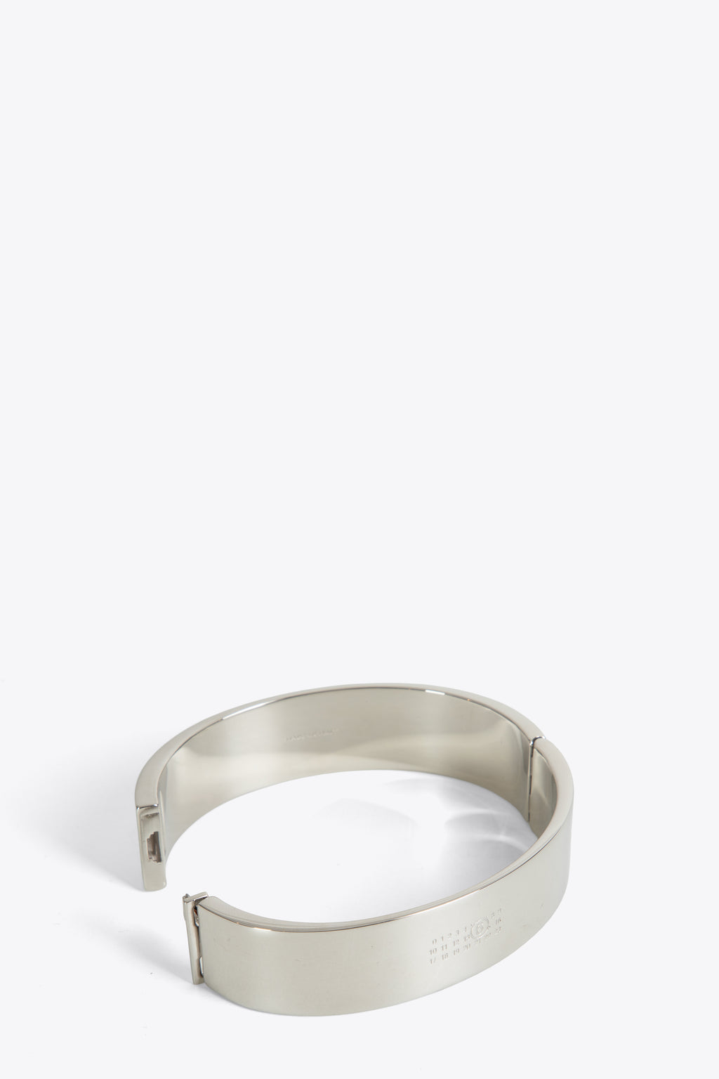 alt-image__Bracciale-rigido-in-ottone-color-argento-con-logo