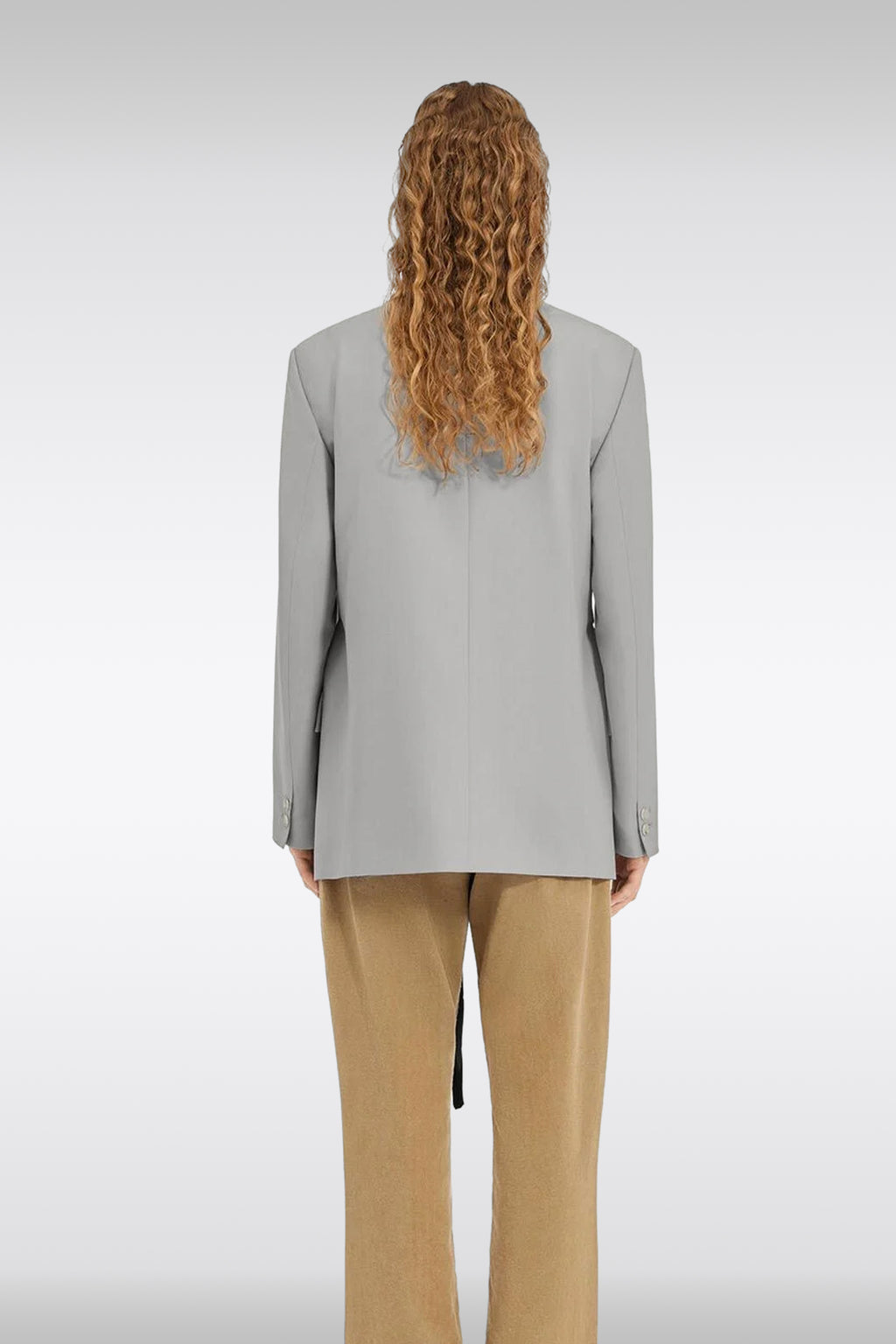 alt-image__Giacca-in-fresco-lana-grigio-chiaro-con-guanti-neri-in-vita