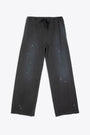 Pantalone baggy in cotone nero con macchie di pittura multicolor 