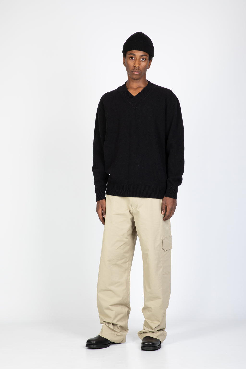 alt-image__Pullover-in-lana-nero-con-scollo-a-V-incrociato