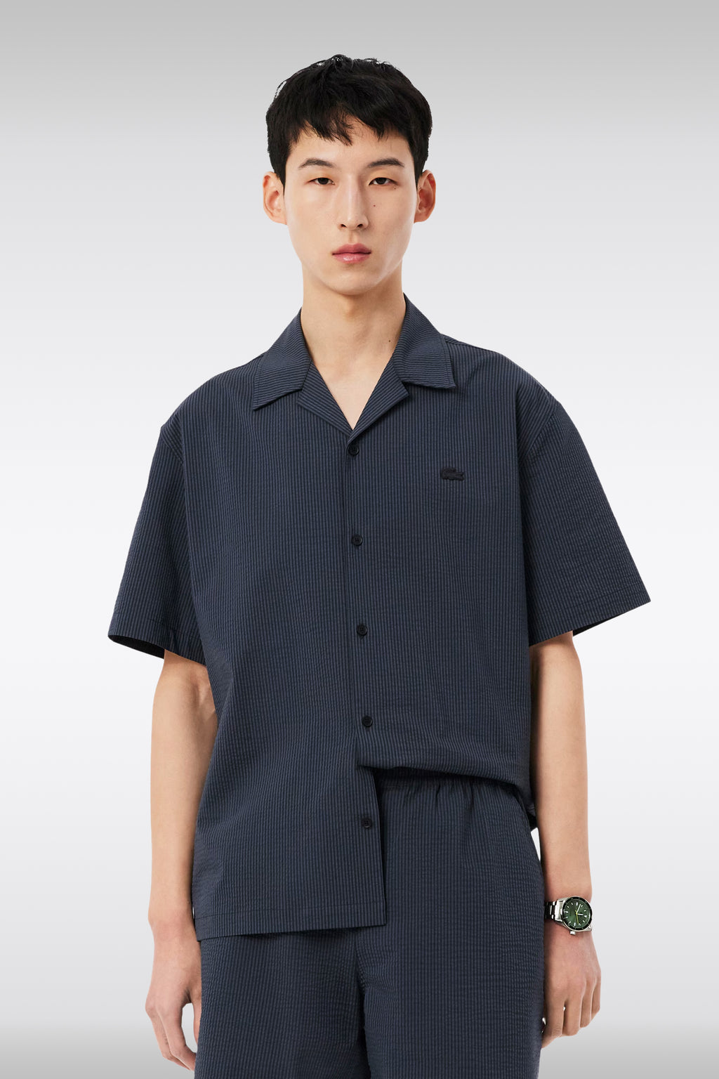 alt-image__Camicia-in-seersucker-a-righe-grigio-e-nero-con-maniche-corte