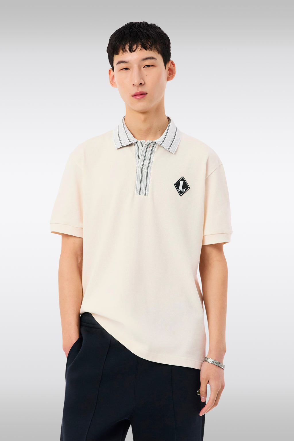 alt-image__Polo-in-cotone-color-panna-con-colletto-ricamato-a-contrasto-e-logo-a-rombo-al-petto