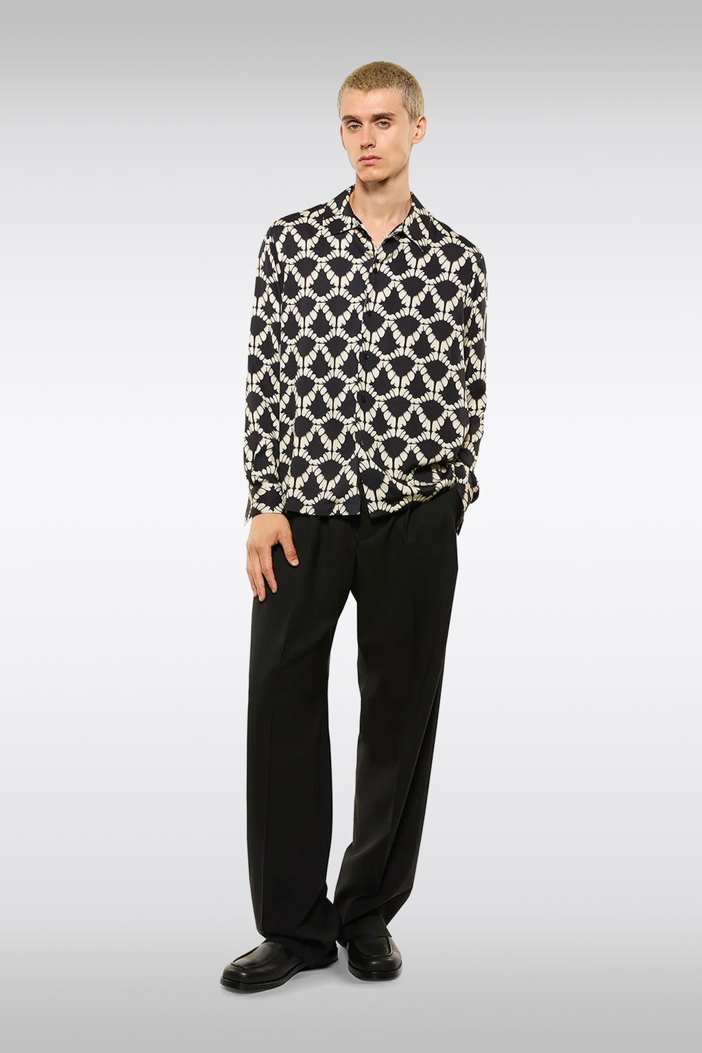 alt-image__Camicia-con-maniche-lunghe-in-viscosa-con-stampa-geometrica-nera-e-panna