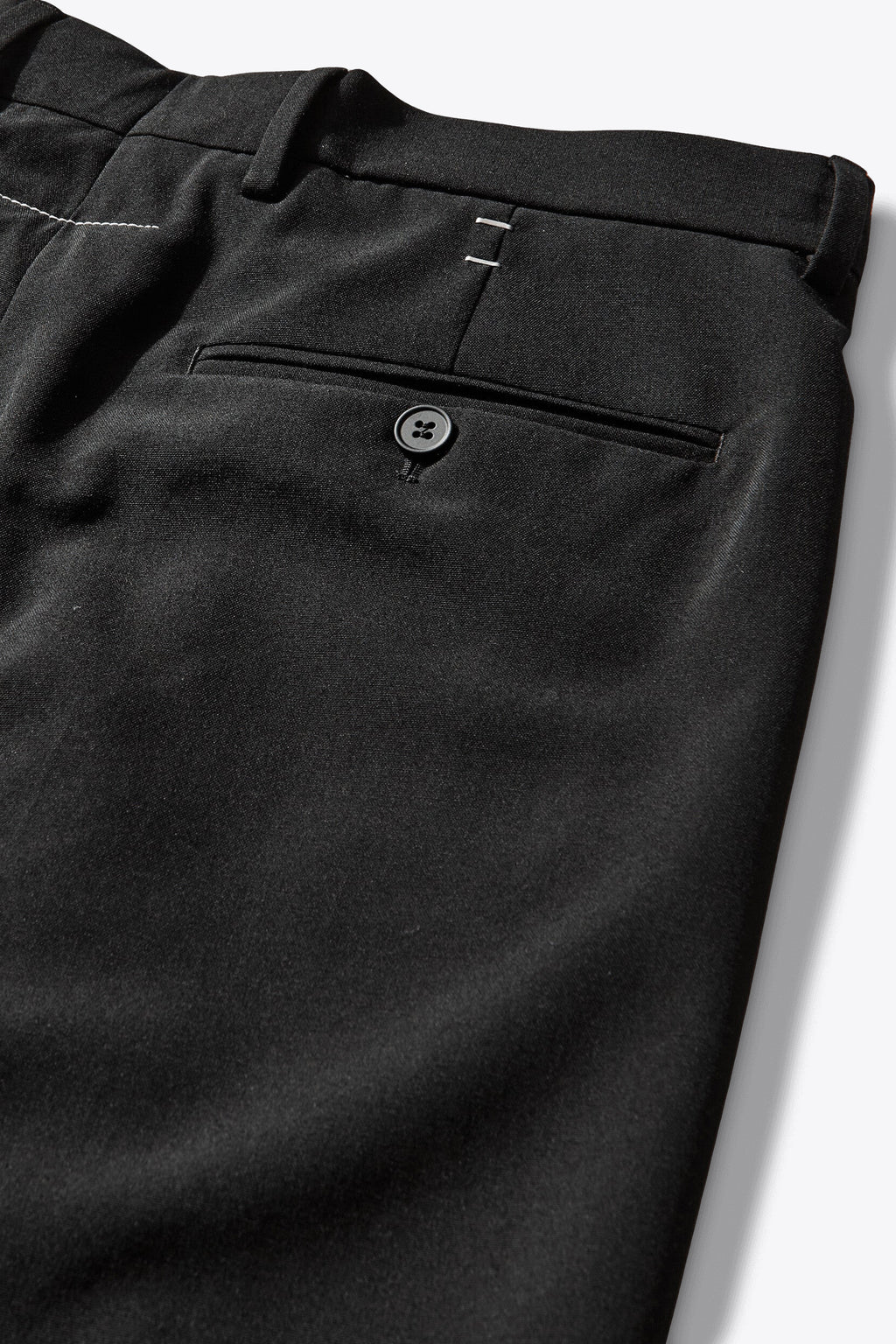 alt-image__Pantalone-nero-in-lana-con-piega-frontale-e-dettaglio-con-graffette-in-metallo