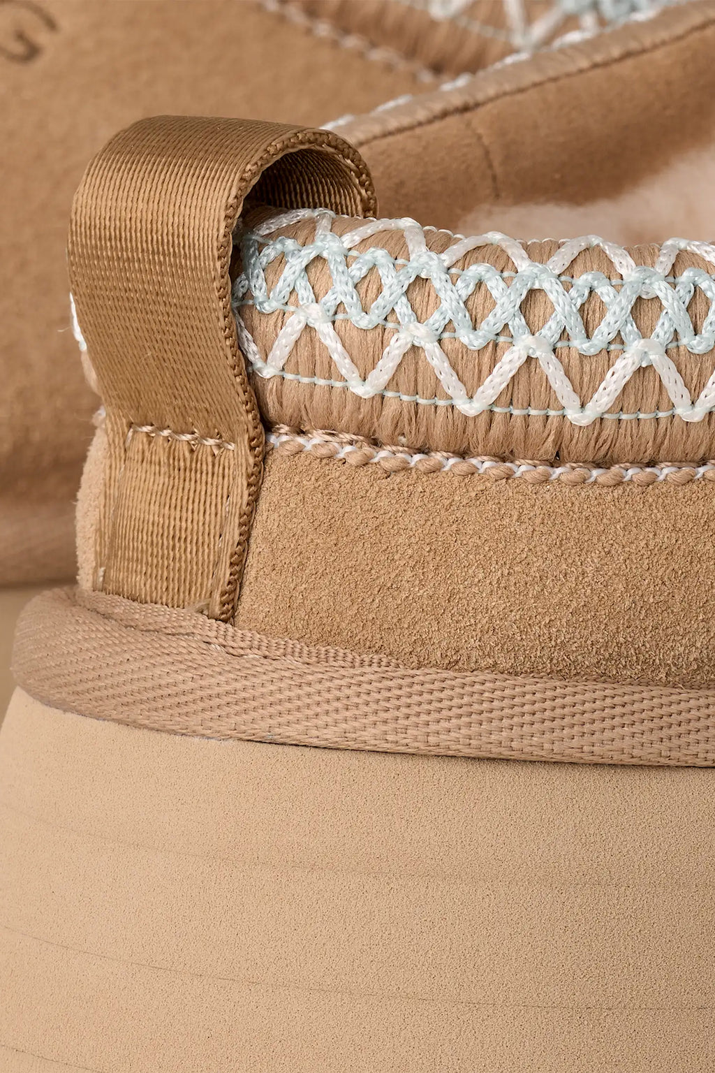 alt-image__Ciabatta-in-camoscio-beige-con-ricamo---W-Tazz-II