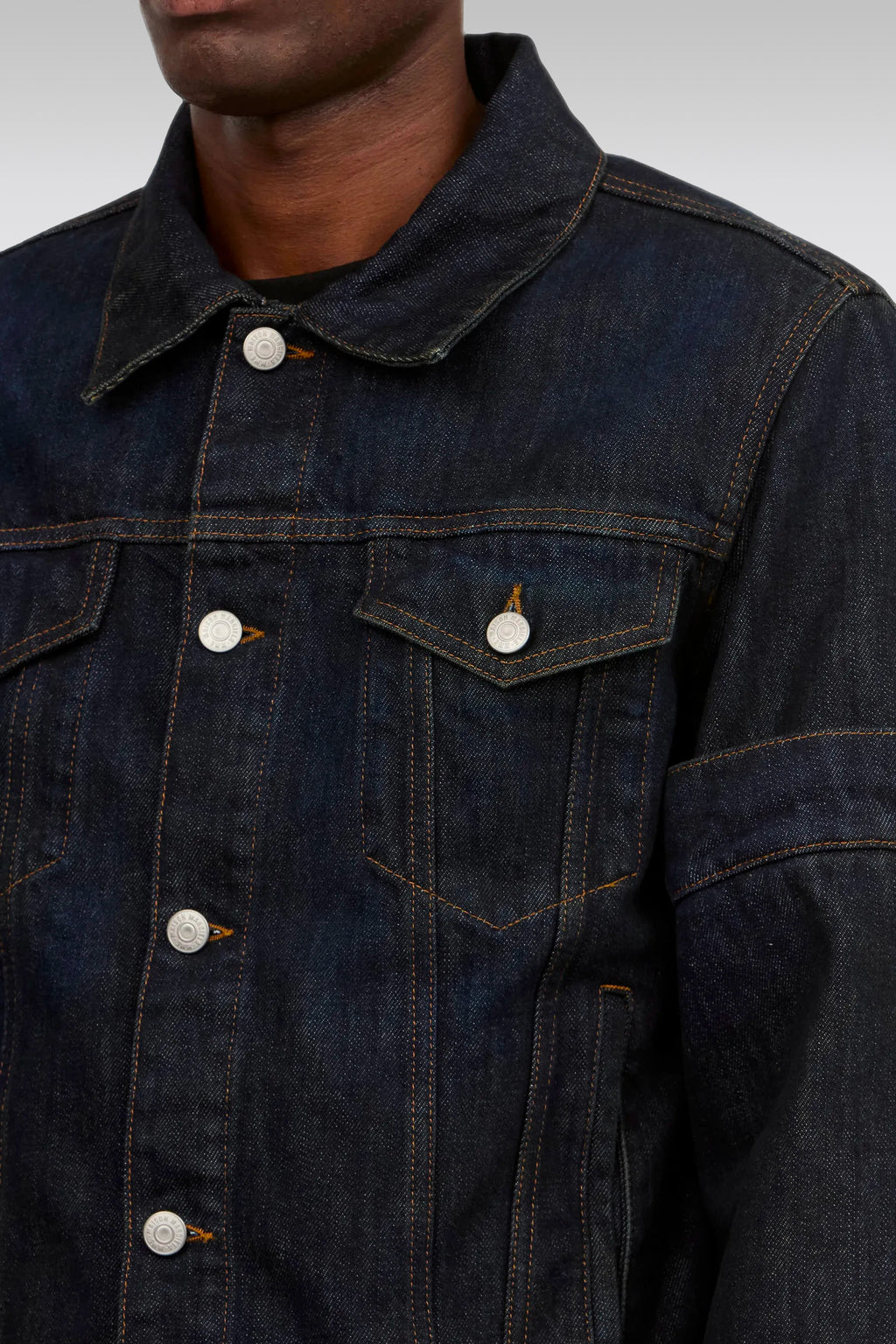 alt-image__Giacca-in-denim-blu-scuro-con-manica-decostruita-e-capovolta