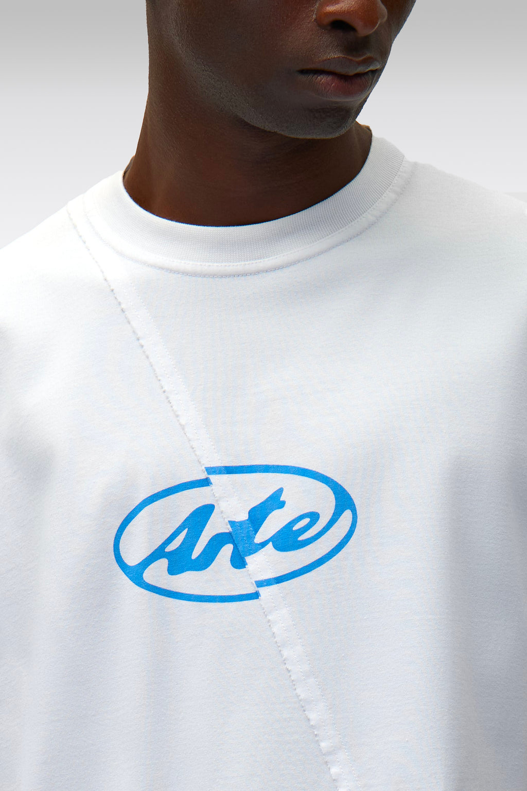 alt-image__T-shirt-bianca-in-cotone-con-logo-azzurro-e-cucitura-diagonale---Circle-Logo-T-shirt