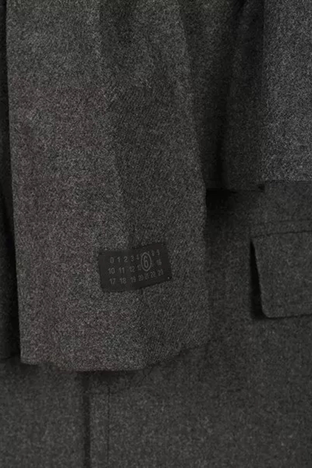 alt-image__Cappotto-grigio-in-lana-con-sciarpa