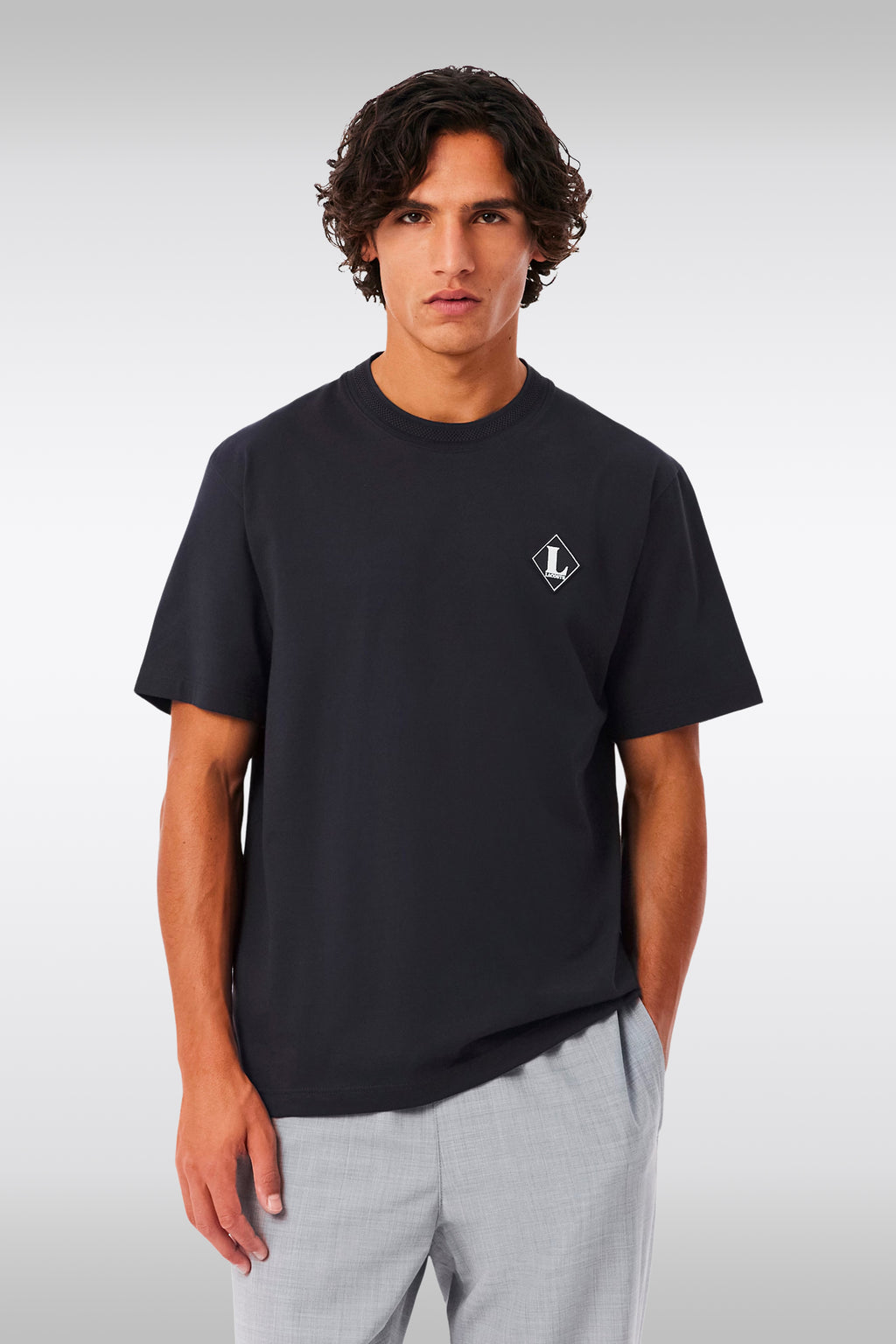 alt-image__T-shirt-nera-in-cotone-con-girocollo-ricamato-e-logo-a-rombo-al-petto