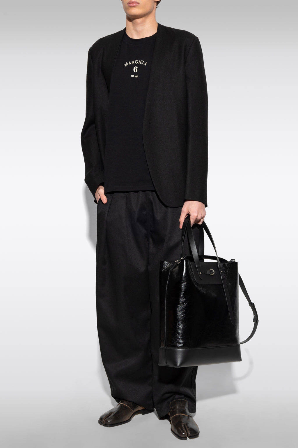 alt-image__T-shirt-nera-con-logo-al-petto