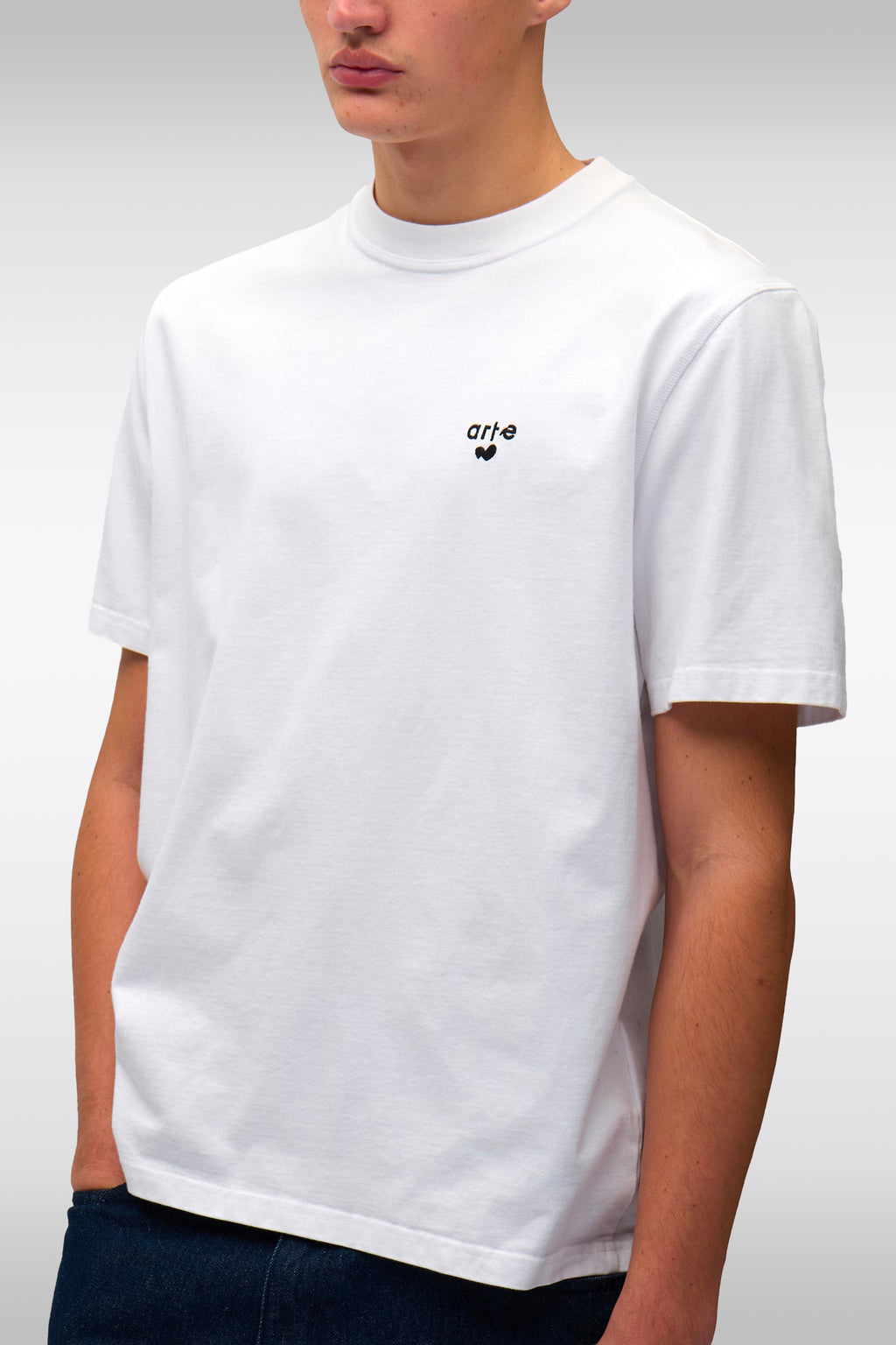 alt-image__T-shirt-bianca-in-cotone-con-logo-ricamato-al-petto---Heart-Logo-T-shirt