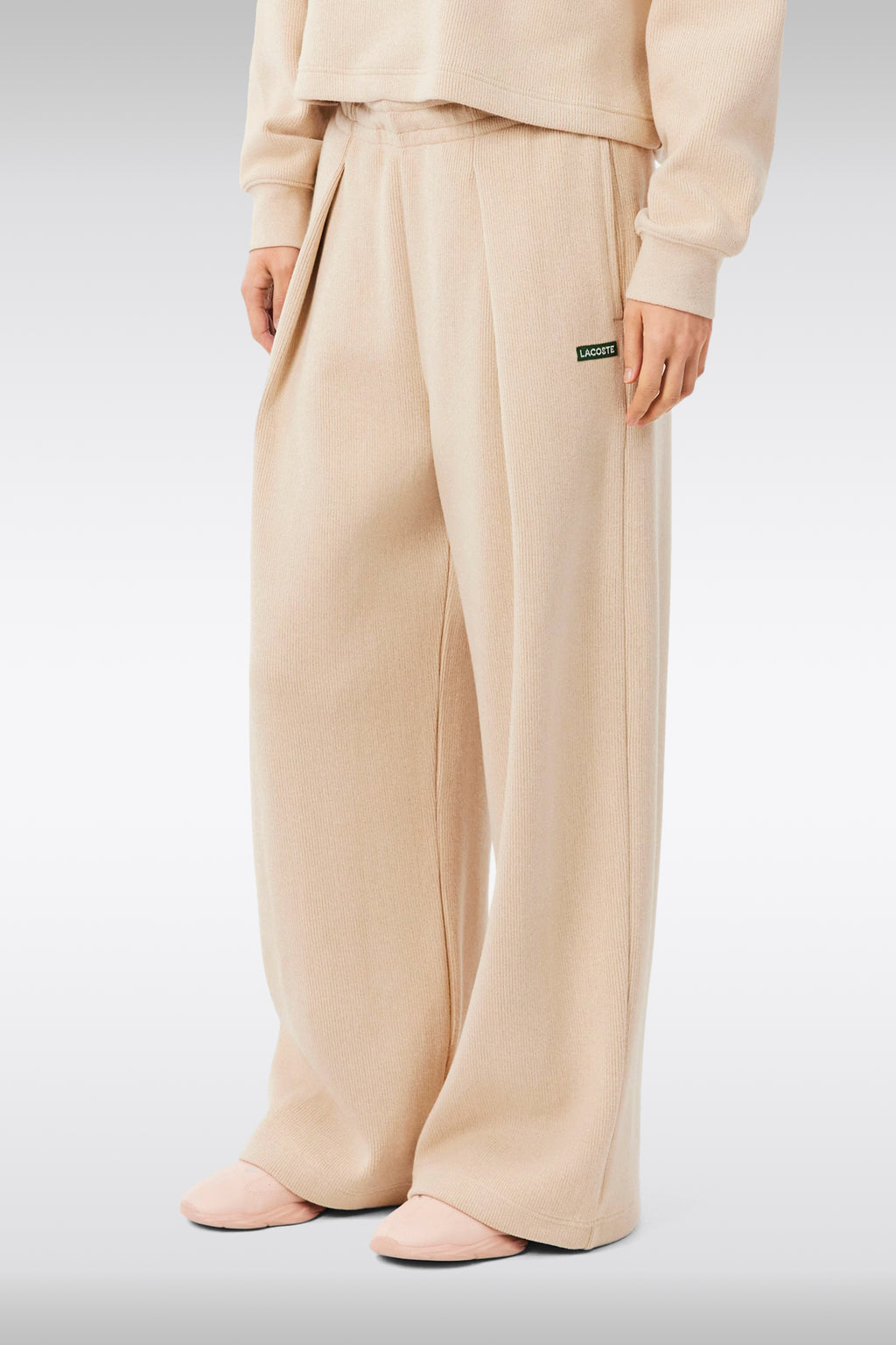 alt-image__Pantalone-in-maglia-a-coste-beige-baggy-con-pince-frontale