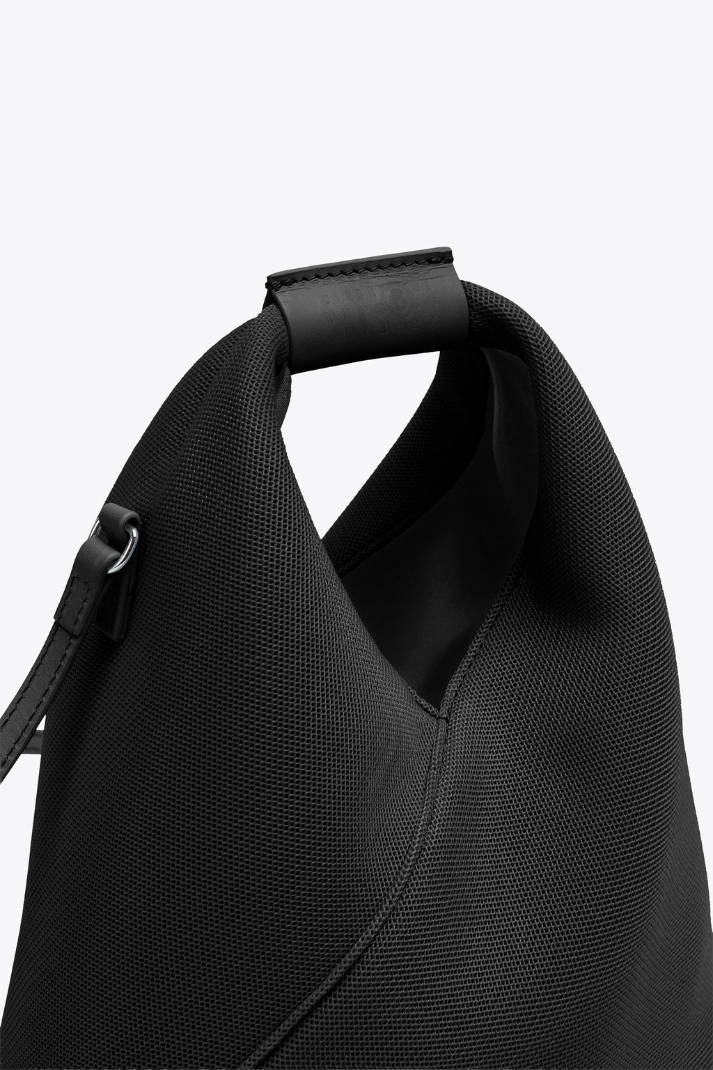 alt-image__Borsa-Japanese-in-mesh-nera-con-tracolla