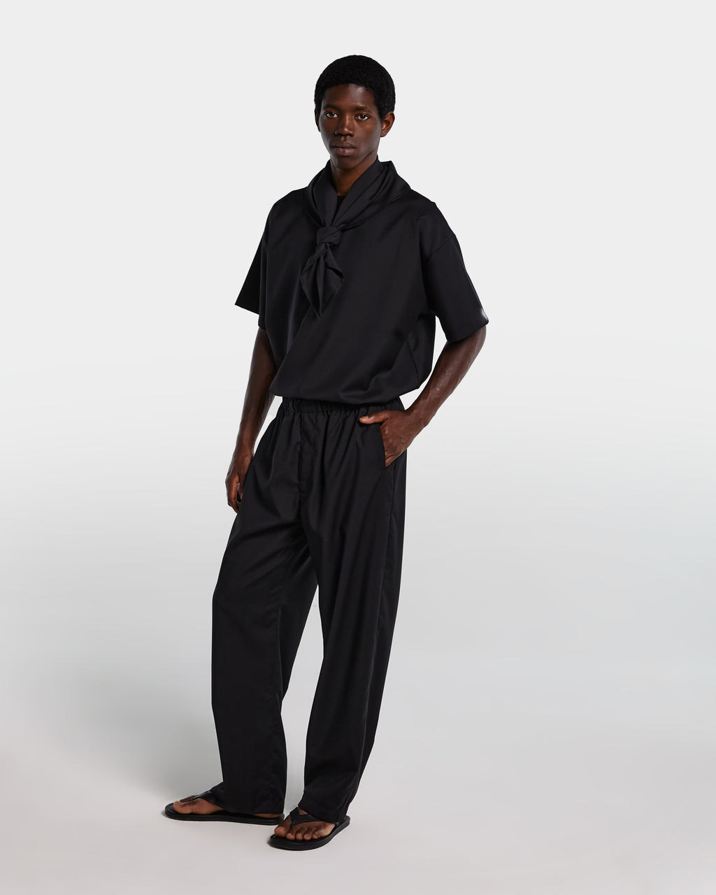 alt-image__Pantalone-nero-loose-fit-in-frescolana