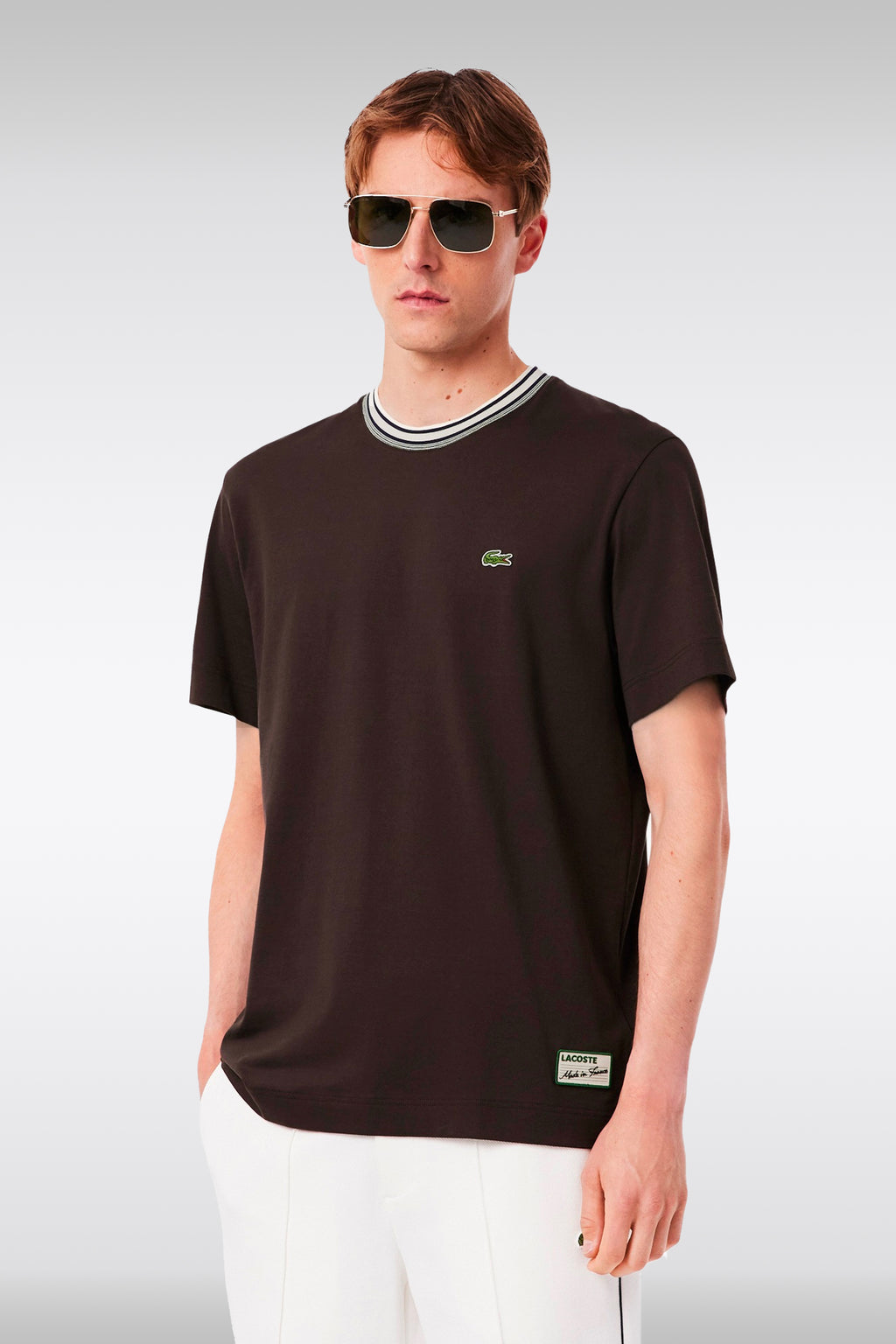 alt-image__T-shirt-in-cotone-marrone-con-colletto-a-righe