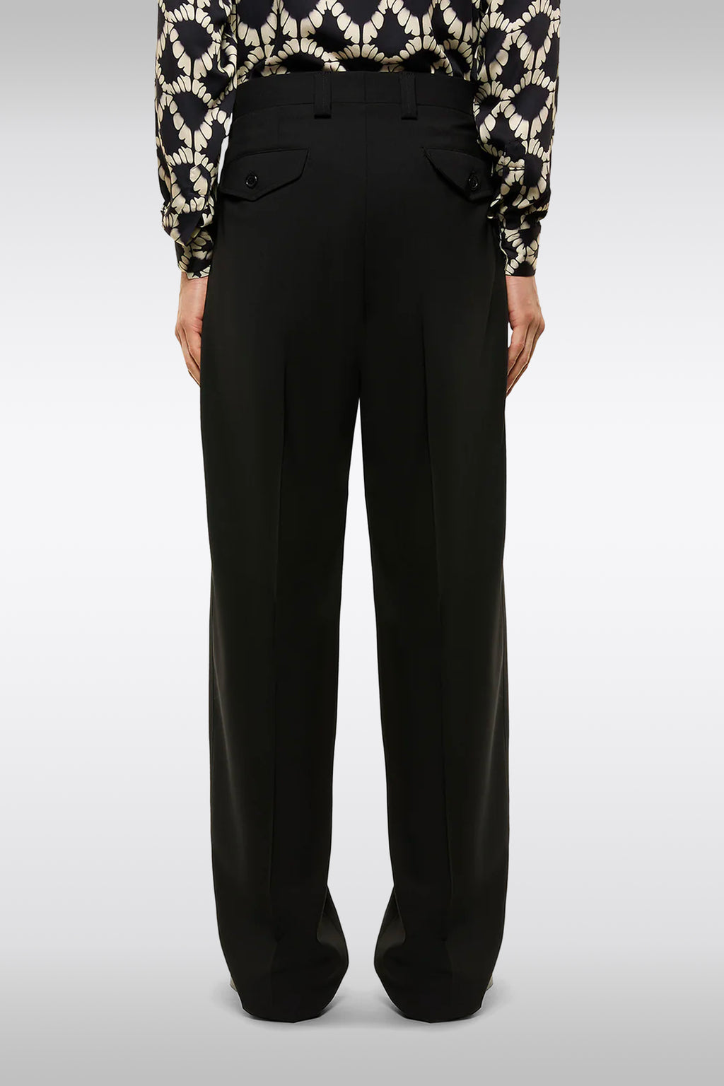 alt-image__Pantalone-in-fresco-lana-nero-loose-fit-con-pince-frontale