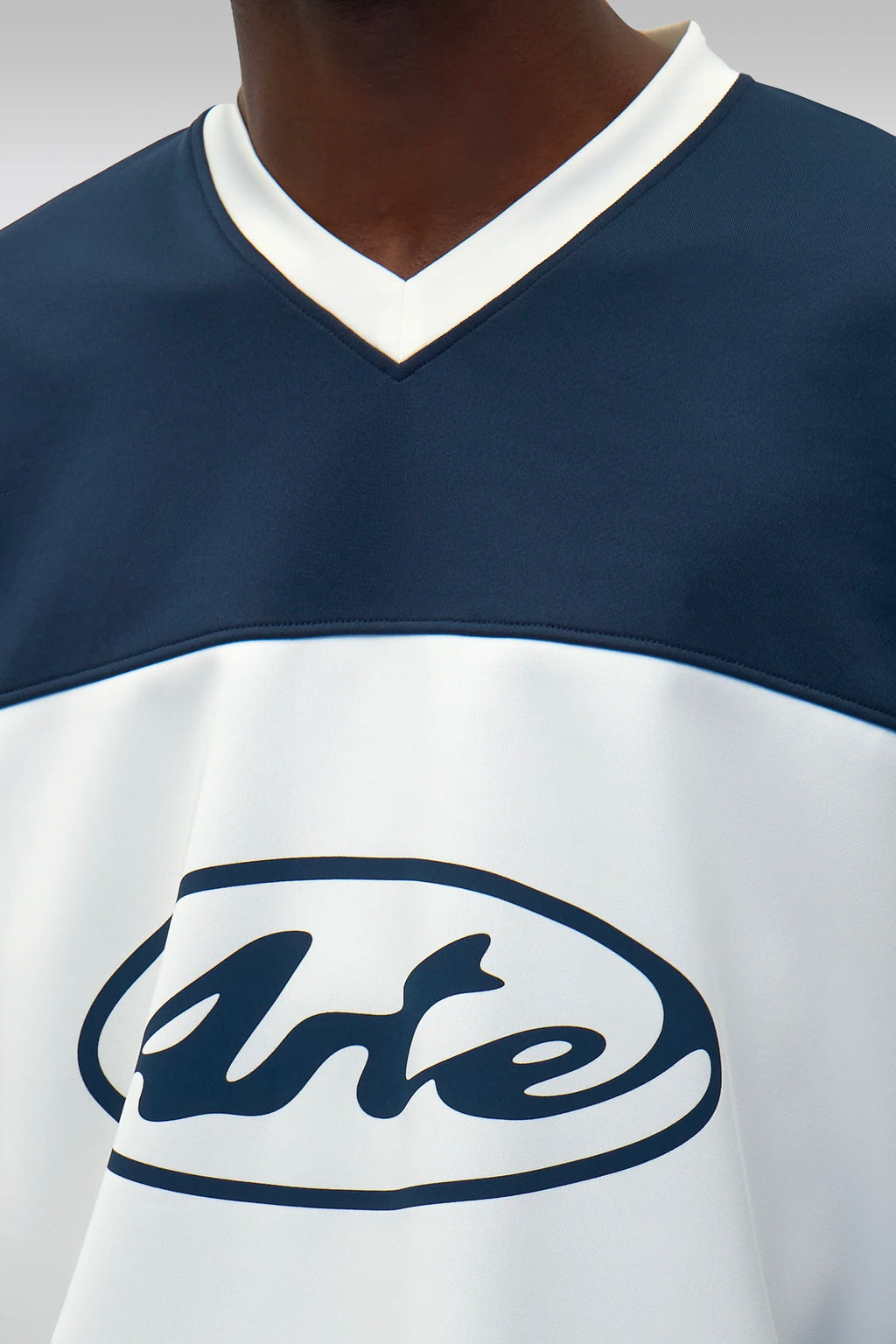 alt-image__T-shirt-in-cotone-blu-navy-e-bianca-con-maniche-lunghe---Circle-Logo-Longsleeve